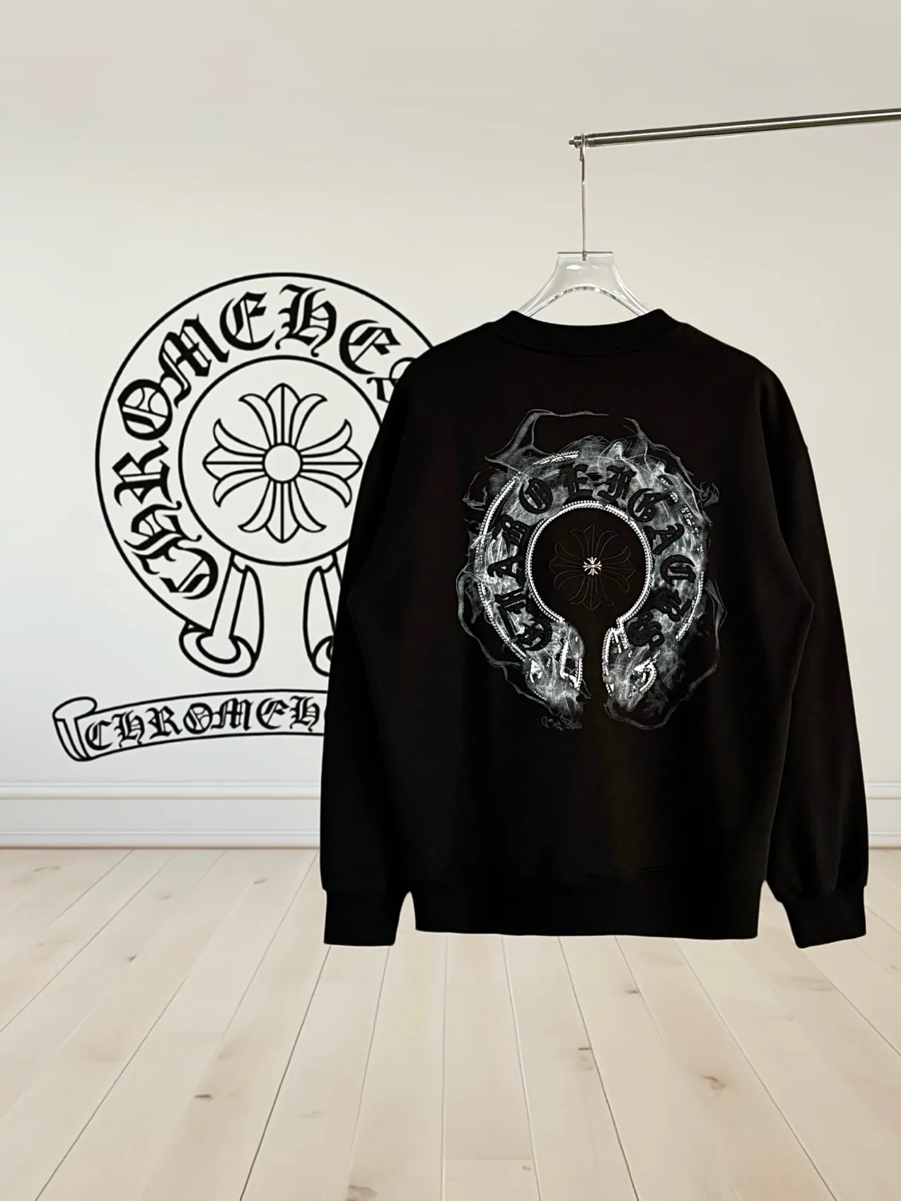 P250 [High Quality] Chrome Hearts Embroidered Horseshoe Rivets🪡+Watermark Letters‼ ️Round neck sweatshirt *Customized 420g terry cotton fabric, soft, skin-friendly and comfortable *Embroidery process: front horseshoe print + rivet embroidery *A very simple and elegant classic continuation. It is unparalleled in terms of upper body comfort, interpreting your luxury and taste, and creating your fashion style and charm. Three complete standards. Same style for men and women. 𝐂𝐎𝐋𝐎𝐔𝐑: Black/White 𝐒𝐈𝐙𝐄: S-XL